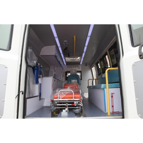 Ambulanza intensiva tas-sewqan b&#39;erba &#39;roti
